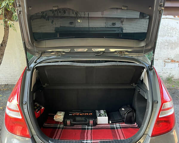 Сірий Хендай i30, об'ємом двигуна 1.4 л та пробігом 159 тис. км за 7000 $, фото 18 на Automoto.ua