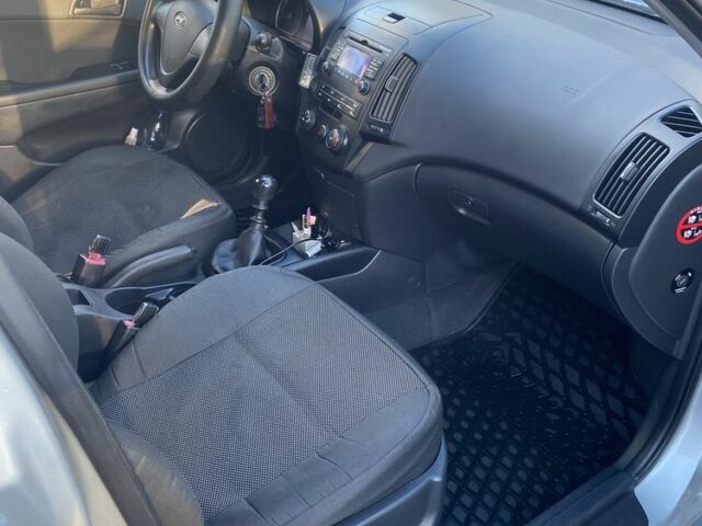 Серый Хендай i30, объемом двигателя 1.4 л и пробегом 197 тыс. км за 5800 $, фото 5 на Automoto.ua