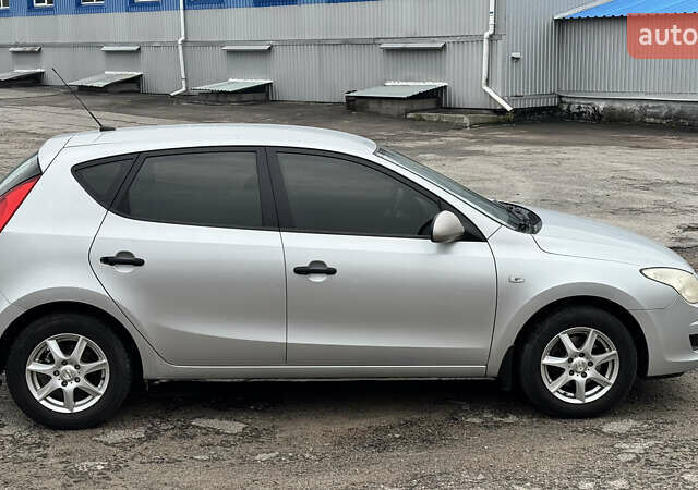 Серый Хендай i30, объемом двигателя 1.4 л и пробегом 265 тыс. км за 4500 $, фото 5 на Automoto.ua