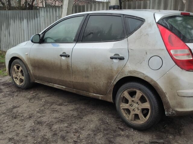 Сірий Хендай i30, об'ємом двигуна 1.4 л та пробігом 270 тис. км за 2900 $, фото 2 на Automoto.ua