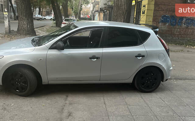 Сірий Хендай i30, об'ємом двигуна 1.4 л та пробігом 235 тис. км за 6000 $, фото 6 на Automoto.ua