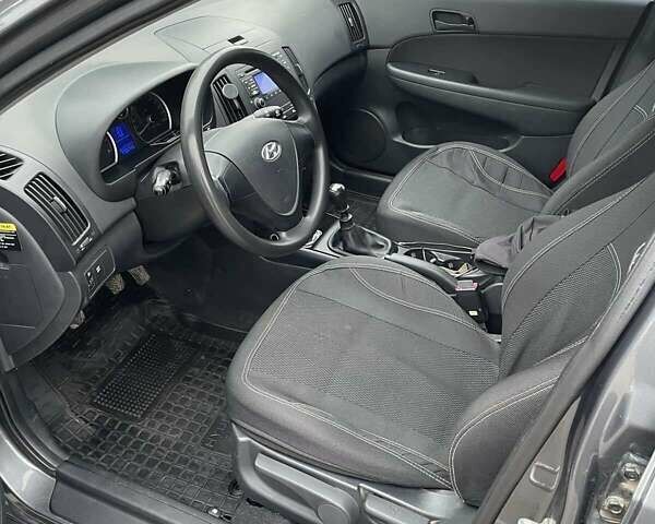 Сірий Хендай i30, об'ємом двигуна 1.4 л та пробігом 170 тис. км за 5000 $, фото 5 на Automoto.ua
