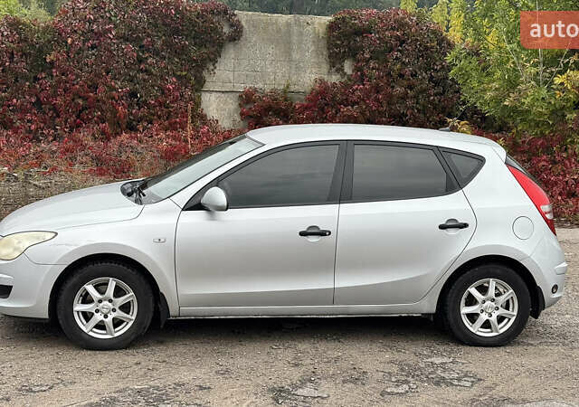 Серый Хендай i30, объемом двигателя 1.4 л и пробегом 265 тыс. км за 4500 $, фото 1 на Automoto.ua