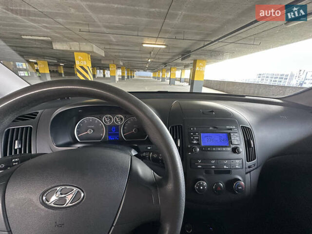 Сірий Хендай i30, об'ємом двигуна 1.4 л та пробігом 250 тис. км за 4800 $, фото 11 на Automoto.ua