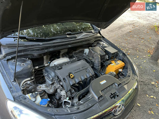Сірий Хендай i30, об'ємом двигуна 1.4 л та пробігом 159 тис. км за 7000 $, фото 5 на Automoto.ua