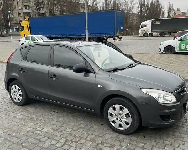 Сірий Хендай i30, об'ємом двигуна 1.4 л та пробігом 170 тис. км за 5000 $, фото 2 на Automoto.ua