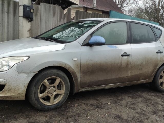 Сірий Хендай i30, об'ємом двигуна 1.4 л та пробігом 270 тис. км за 2900 $, фото 4 на Automoto.ua