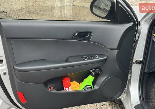 Серый Хендай i30, объемом двигателя 1.4 л и пробегом 265 тыс. км за 4500 $, фото 9 на Automoto.ua