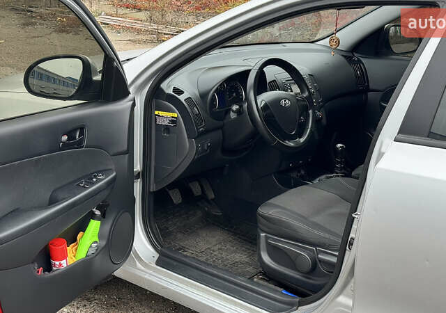 Серый Хендай i30, объемом двигателя 1.4 л и пробегом 265 тыс. км за 4500 $, фото 8 на Automoto.ua