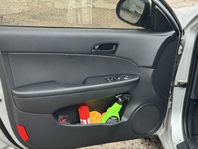 Сірий Хендай i30, об'ємом двигуна 1.4 л та пробігом 265 тис. км за 4500 $, фото 9 на Automoto.ua