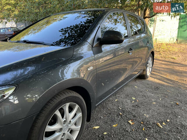 Сірий Хендай i30, об'ємом двигуна 1.4 л та пробігом 159 тис. км за 7000 $, фото 13 на Automoto.ua