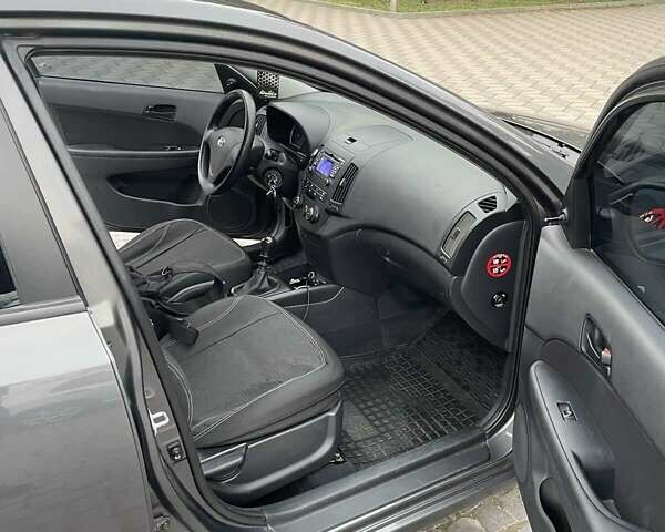 Сірий Хендай i30, об'ємом двигуна 1.4 л та пробігом 170 тис. км за 5000 $, фото 7 на Automoto.ua