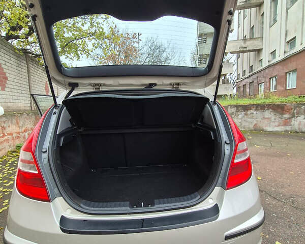 Сірий Хендай i30, об'ємом двигуна 1.4 л та пробігом 190 тис. км за 4700 $, фото 12 на Automoto.ua