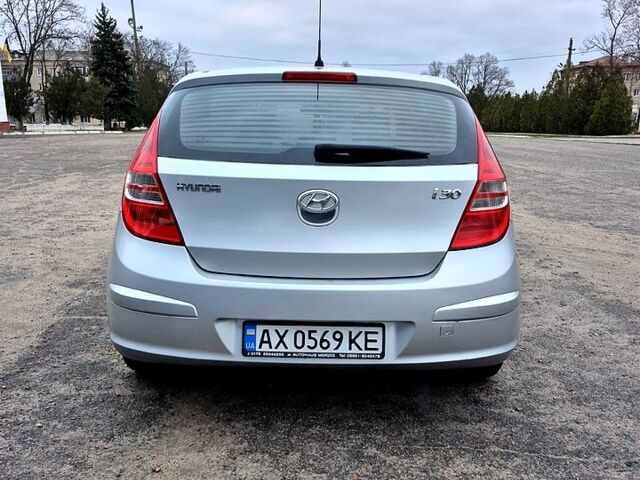 Серый Хендай i30, объемом двигателя 1.4 л и пробегом 251 тыс. км за 5400 $, фото 4 на Automoto.ua