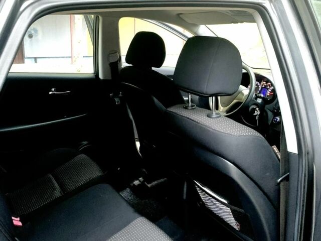 Серый Хендай i30, объемом двигателя 1.6 л и пробегом 167 тыс. км за 7953 $, фото 8 на Automoto.ua