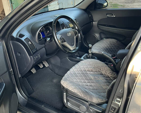 Сірий Хендай i30, об'ємом двигуна 1.4 л та пробігом 159 тис. км за 7000 $, фото 10 на Automoto.ua