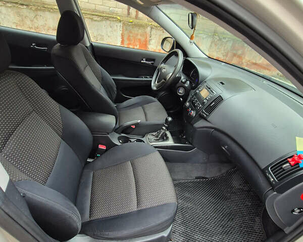 Сірий Хендай i30, об'ємом двигуна 1.4 л та пробігом 190 тис. км за 4700 $, фото 19 на Automoto.ua