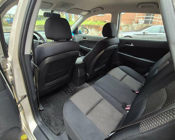 Сірий Хендай i30, об'ємом двигуна 1.4 л та пробігом 190 тис. км за 4700 $, фото 10 на Automoto.ua