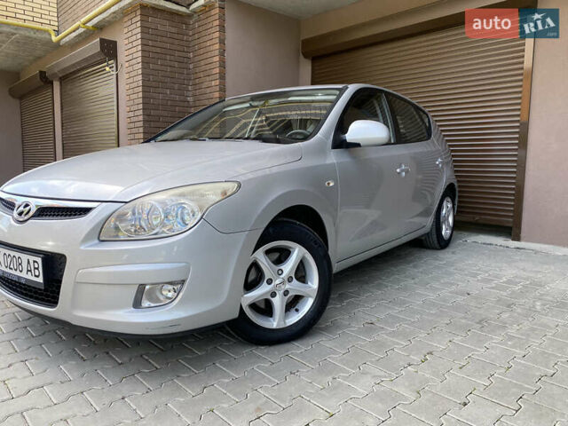 Серый Хендай i30, объемом двигателя 1.4 л и пробегом 212 тыс. км за 5600 $, фото 2 на Automoto.ua