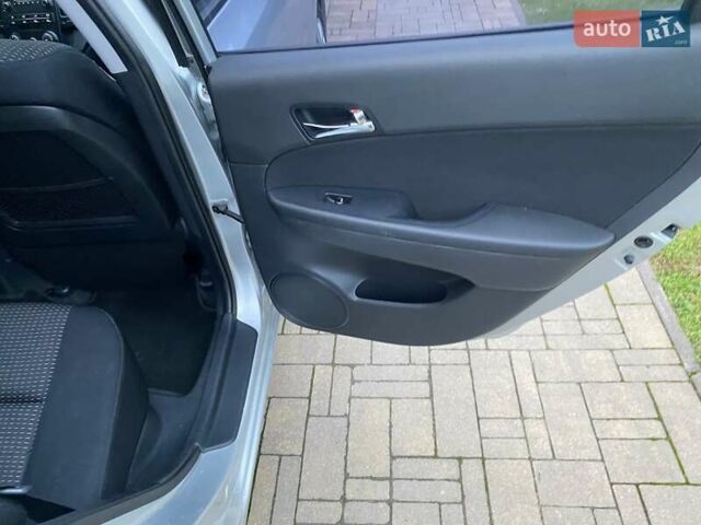 Сірий Хендай i30, об'ємом двигуна 1.6 л та пробігом 217 тис. км за 6950 $, фото 4 на Automoto.ua