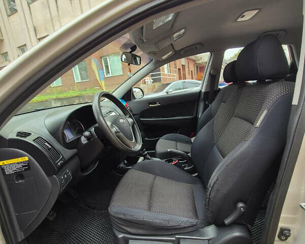 Сірий Хендай i30, об'ємом двигуна 1.4 л та пробігом 190 тис. км за 4700 $, фото 7 на Automoto.ua