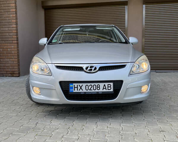 Серый Хендай i30, объемом двигателя 1.4 л и пробегом 212 тыс. км за 5600 $, фото 1 на Automoto.ua