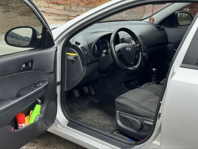 Сірий Хендай i30, об'ємом двигуна 1.4 л та пробігом 265 тис. км за 4500 $, фото 8 на Automoto.ua