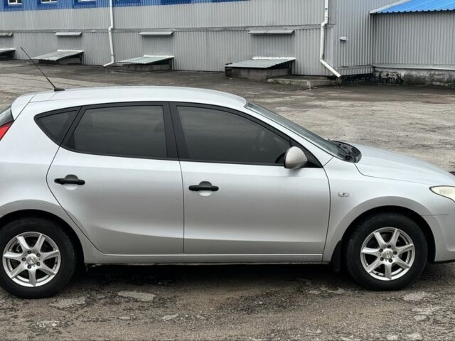 Сірий Хендай i30, об'ємом двигуна 1.4 л та пробігом 265 тис. км за 4500 $, фото 5 на Automoto.ua