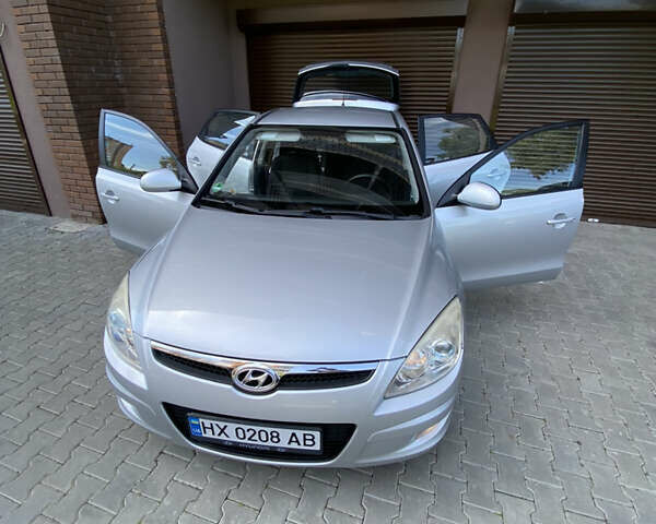 Серый Хендай i30, объемом двигателя 1.4 л и пробегом 212 тыс. км за 5600 $, фото 3 на Automoto.ua