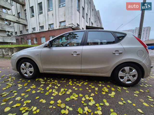 Сірий Хендай i30, об'ємом двигуна 1.4 л та пробігом 190 тис. км за 4700 $, фото 5 на Automoto.ua