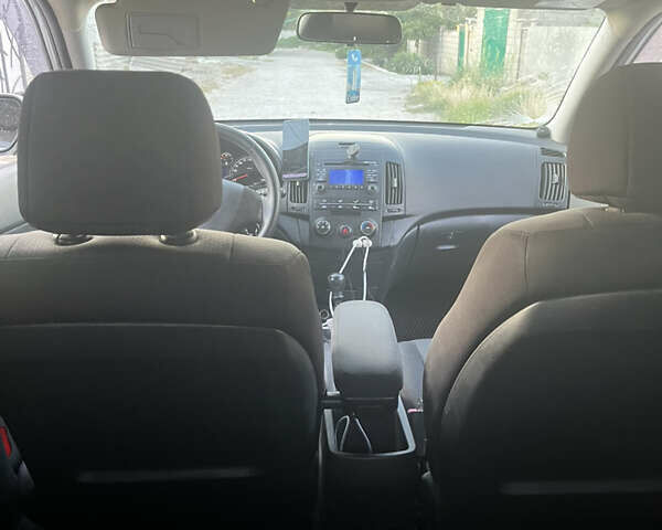Сірий Хендай i30, об'ємом двигуна 1.4 л та пробігом 235 тис. км за 6000 $, фото 2 на Automoto.ua