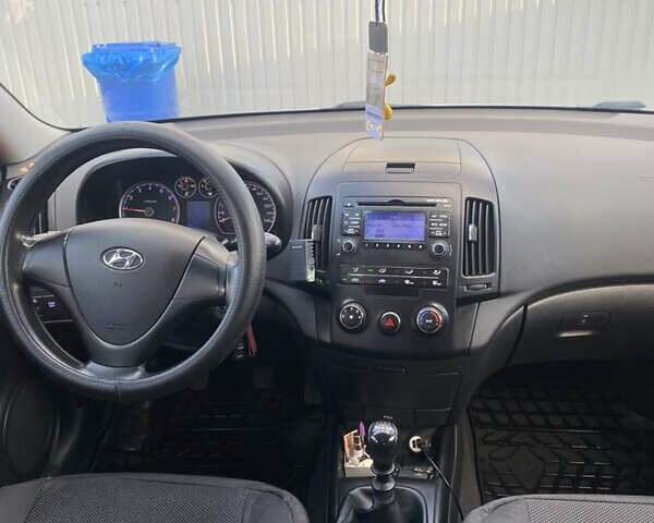 Серый Хендай i30, объемом двигателя 1.4 л и пробегом 197 тыс. км за 5900 $, фото 5 на Automoto.ua