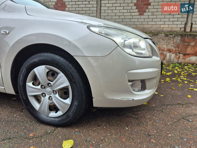 Сірий Хендай i30, об'ємом двигуна 1.4 л та пробігом 190 тис. км за 4700 $, фото 2 на Automoto.ua