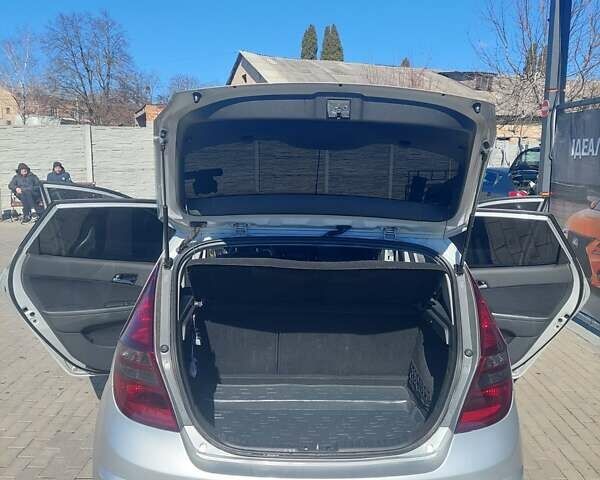 Сірий Хендай i30, об'ємом двигуна 1.6 л та пробігом 212 тис. км за 5000 $, фото 4 на Automoto.ua