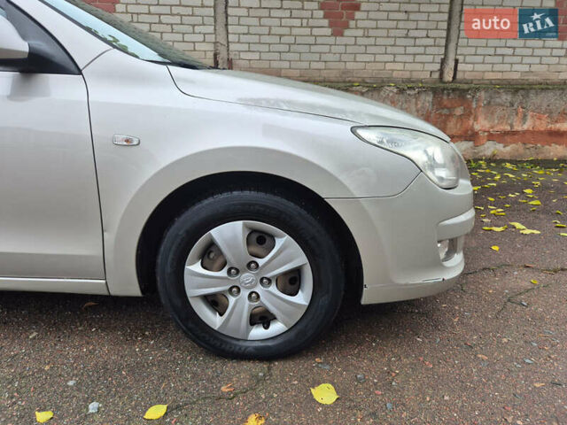 Сірий Хендай i30, об'ємом двигуна 1.4 л та пробігом 190 тис. км за 4700 $, фото 16 на Automoto.ua