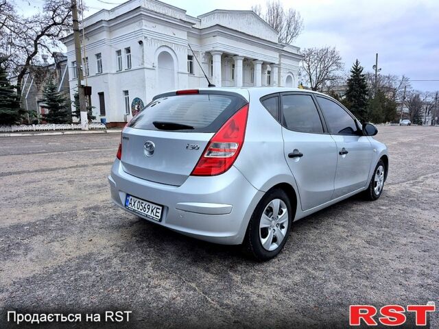 Серый Хендай i30, объемом двигателя 1.4 л и пробегом 251 тыс. км за 5400 $, фото 5 на Automoto.ua