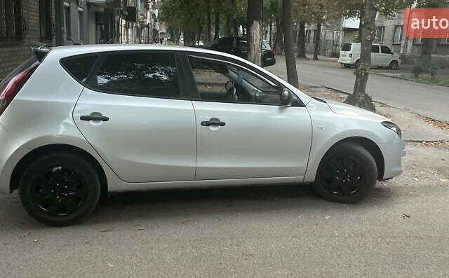 Сірий Хендай i30, об'ємом двигуна 1.4 л та пробігом 235 тис. км за 6000 $, фото 7 на Automoto.ua