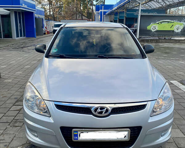 Серый Хендай i30, объемом двигателя 1.4 л и пробегом 197 тыс. км за 5900 $, фото 1 на Automoto.ua