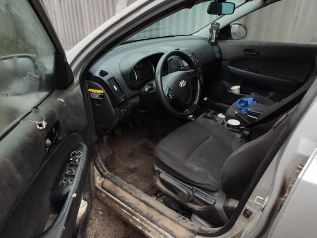 Сірий Хендай i30, об'ємом двигуна 1.4 л та пробігом 270 тис. км за 2900 $, фото 5 на Automoto.ua