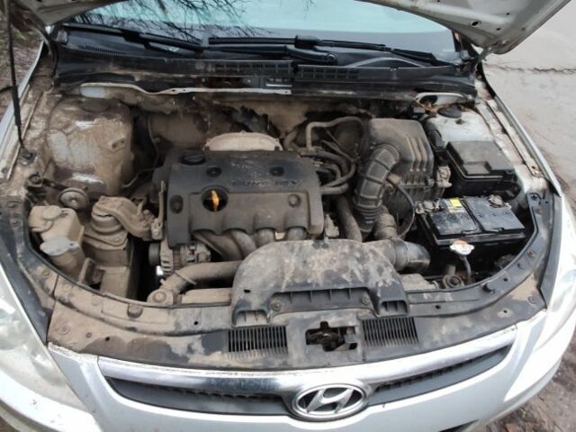 Сірий Хендай i30, об'ємом двигуна 1.4 л та пробігом 270 тис. км за 2900 $, фото 9 на Automoto.ua
