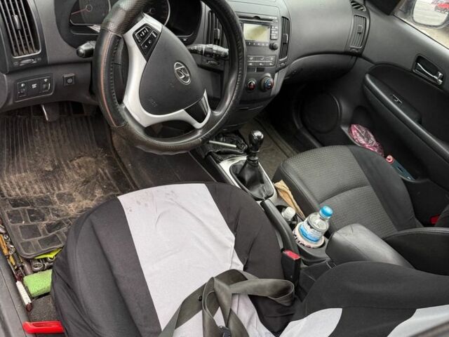 Серый Хендай i30, объемом двигателя 1.4 л и пробегом 100 тыс. км за 4000 $, фото 3 на Automoto.ua