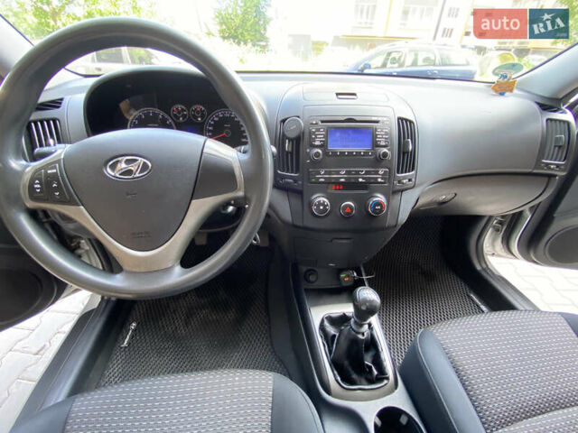 Серый Хендай i30, объемом двигателя 1.4 л и пробегом 212 тыс. км за 5600 $, фото 8 на Automoto.ua