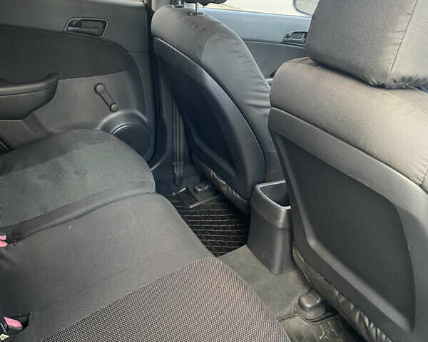 Серый Хендай i30, объемом двигателя 1.4 л и пробегом 197 тыс. км за 5900 $, фото 13 на Automoto.ua