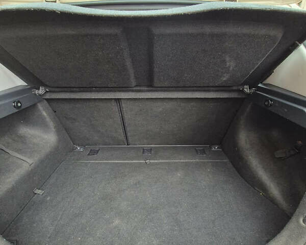 Сірий Хендай i30, об'ємом двигуна 1.4 л та пробігом 190 тис. км за 4700 $, фото 13 на Automoto.ua