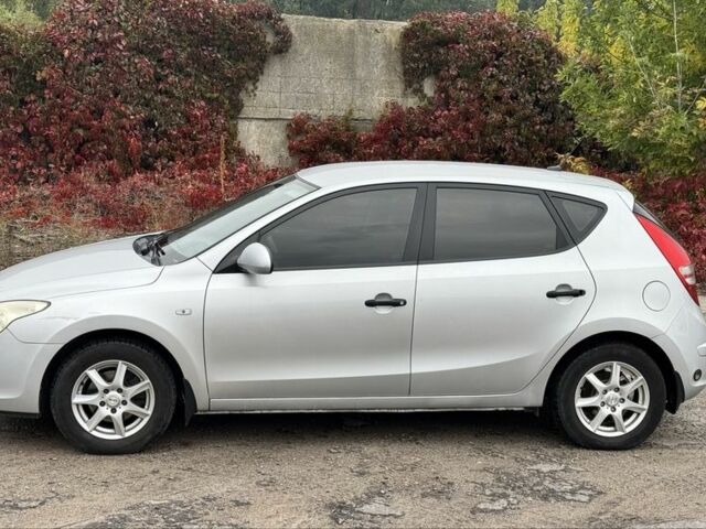 Сірий Хендай i30, об'ємом двигуна 1.4 л та пробігом 265 тис. км за 4500 $, фото 1 на Automoto.ua