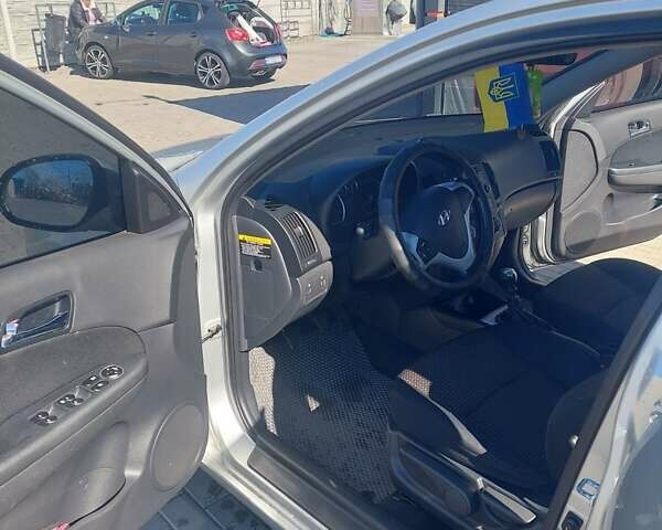 Сірий Хендай i30, об'ємом двигуна 1.6 л та пробігом 212 тис. км за 5000 $, фото 9 на Automoto.ua