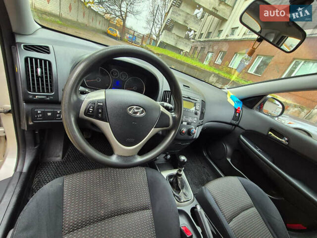 Сірий Хендай i30, об'ємом двигуна 1.4 л та пробігом 190 тис. км за 4700 $, фото 8 на Automoto.ua