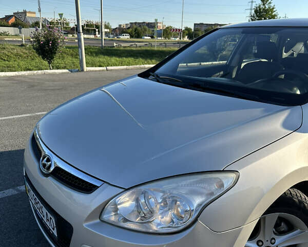 Серый Хендай i30, объемом двигателя 1.58 л и пробегом 190 тыс. км за 6400 $, фото 2 на Automoto.ua