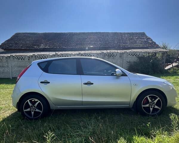 Серый Хендай i30, объемом двигателя 1.6 л и пробегом 315 тыс. км за 5900 $, фото 3 на Automoto.ua