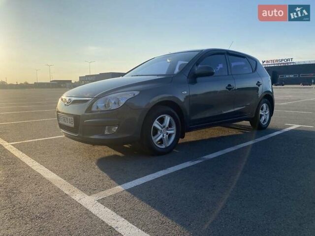 Серый Хендай i30, объемом двигателя 1.6 л и пробегом 212 тыс. км за 5800 $, фото 4 на Automoto.ua